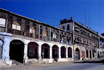 Ce qu'il reste du Grand Hôtel de l'Univers à Aden, quartier de Steamer-Point, vers 1995.