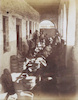 Sous les arcades de la maison César Tian à Aden, vers 1885.